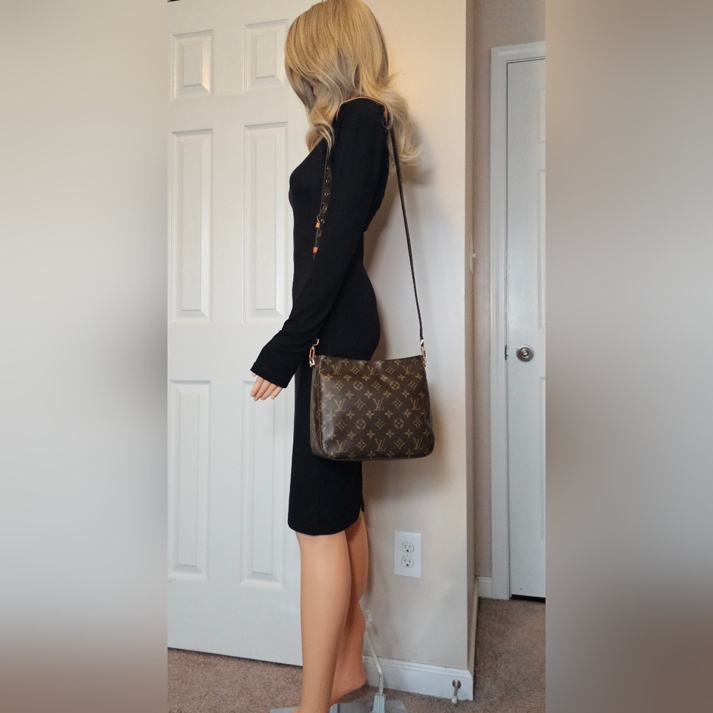 Authentic LOUIS VUITTON Monogram Looping MM Crossbody - Picture 12 of 13